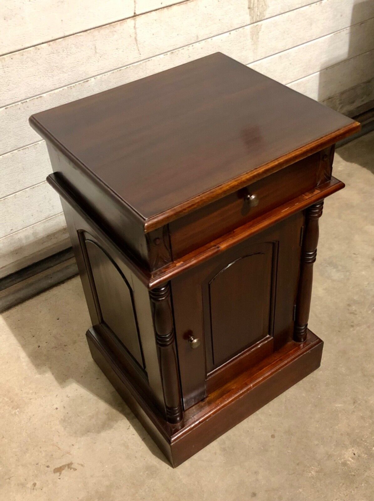 000753....Handsome Pair Of Vintage Mahogany Bedside Tables / Nightstands ( sold )