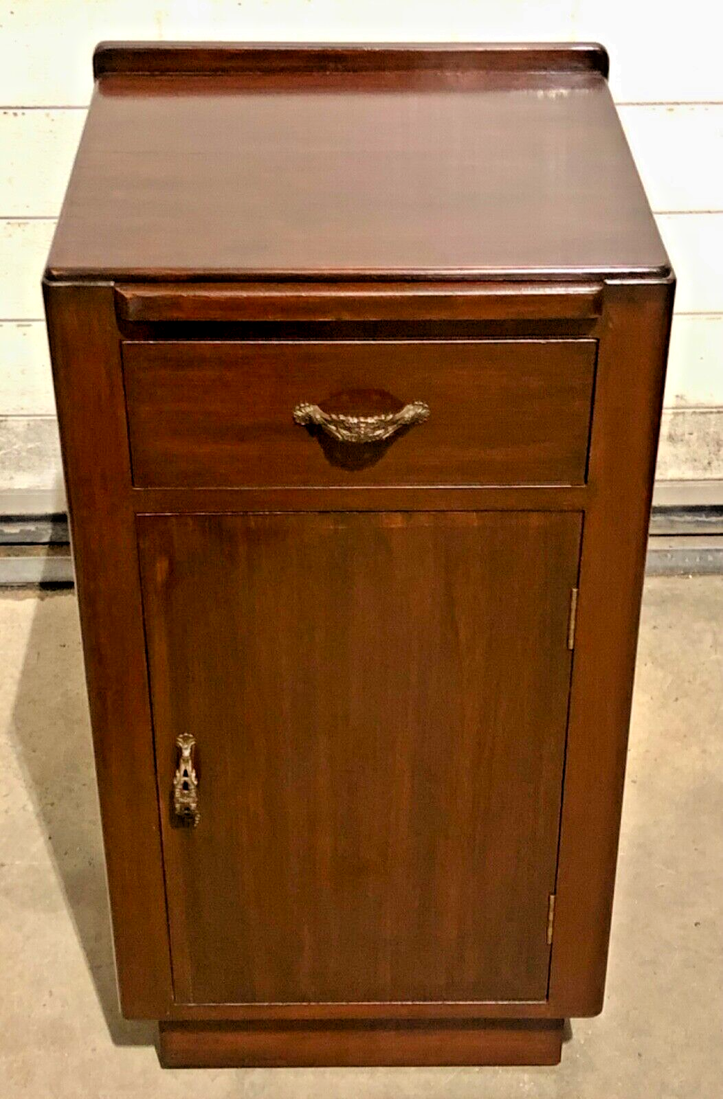 000767....Handsome Pair Of Art Deco Mahogany Bedside Tables / Bedside Cabinets