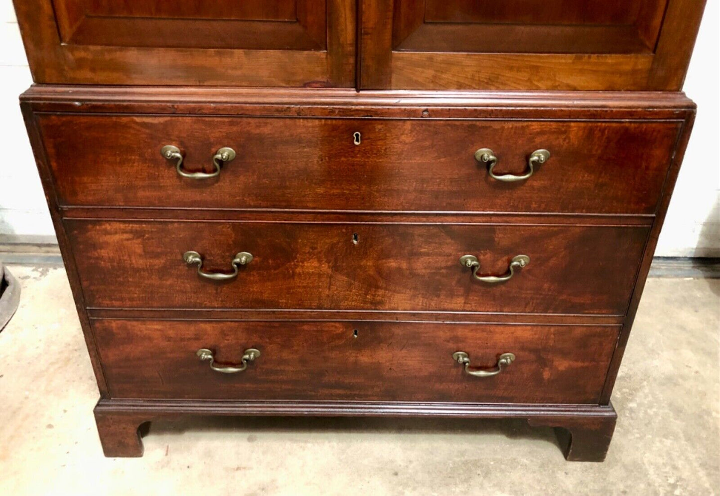 000759....Handsome Georgian Mahogany Linen Press / Linen Cupboard ( sold )