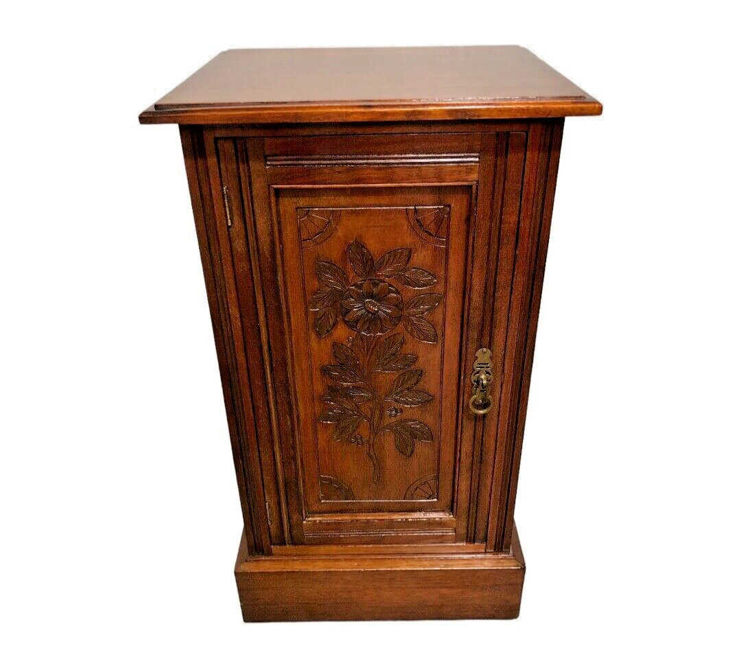 000808....Handsome Pair Of Edwardian Carved Walnut Bedside Cabinets / Bedside Tables ( sold )