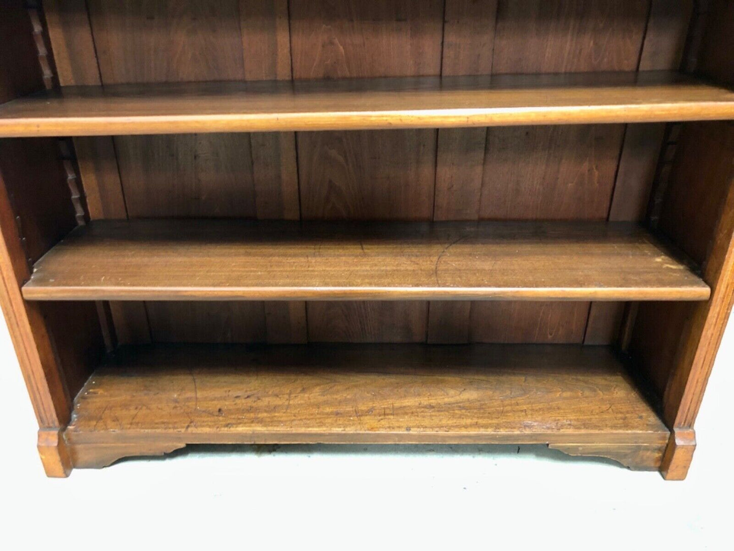 000829.....Handsome Edwardian Walnut Bookcase / Bookshelves