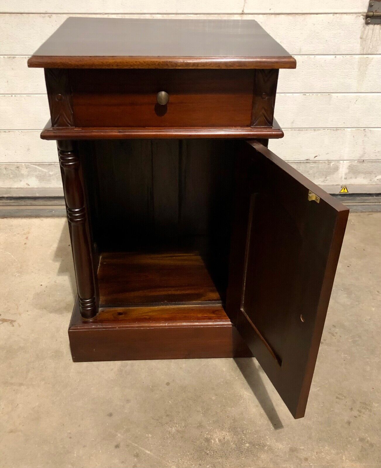 000753....Handsome Pair Of Vintage Mahogany Bedside Tables / Nightstands ( sold )
