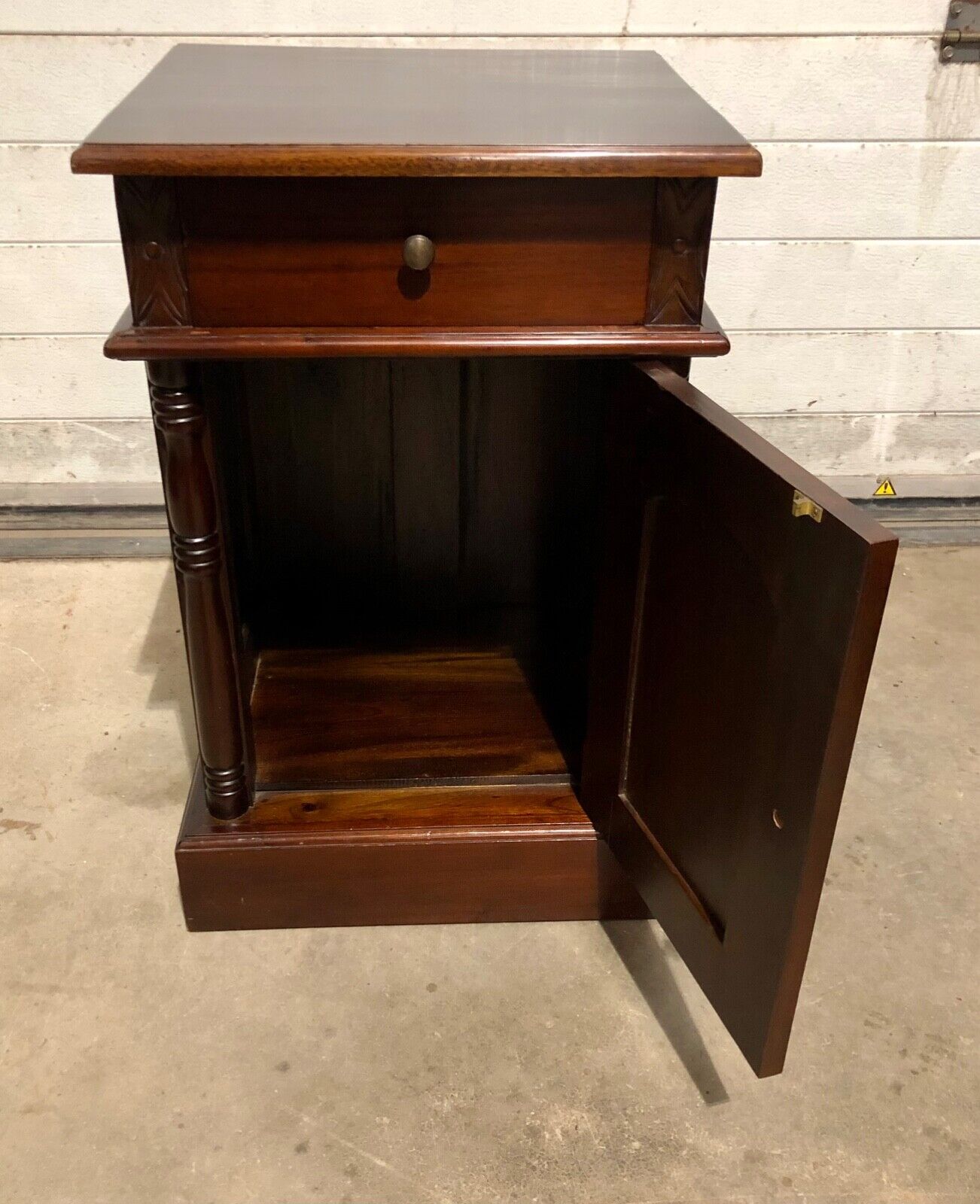 000753....Handsome Pair Of Vintage Mahogany Bedside Tables / Nightstands