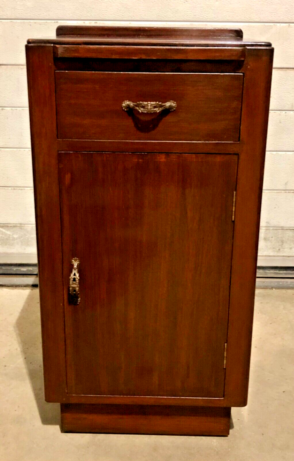 000767....Handsome Pair Of Art Deco Mahogany Bedside Tables / Bedside Cabinets