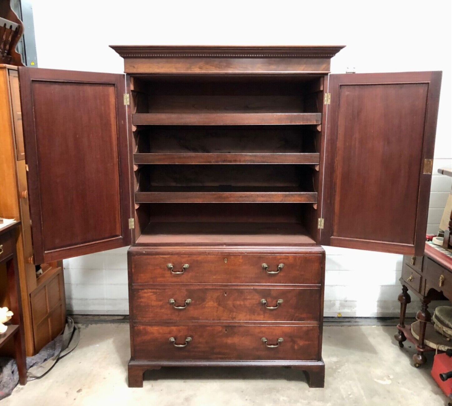 000759....Handsome Georgian Mahogany Linen Press / Linen Cupboard ( sold )