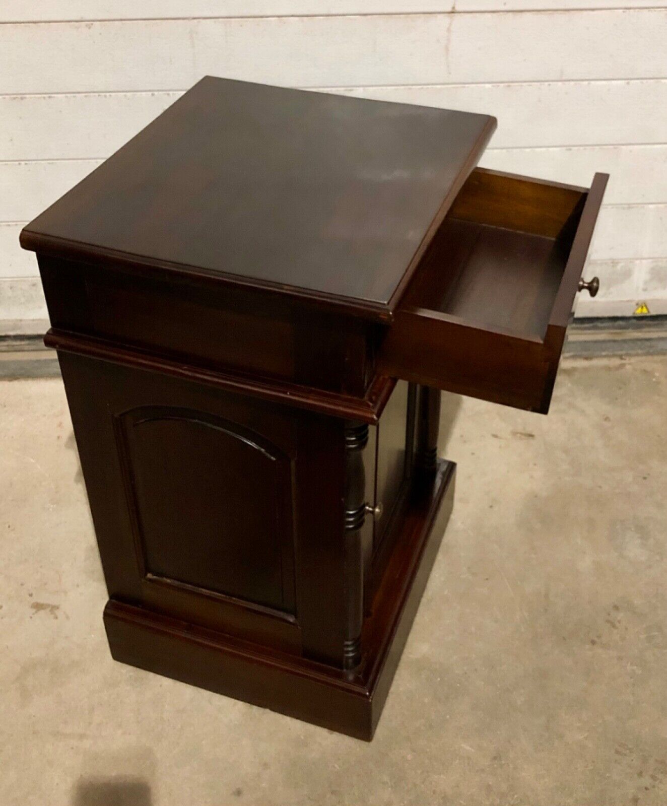 000753....Handsome Pair Of Vintage Mahogany Bedside Tables / Nightstands ( sold )