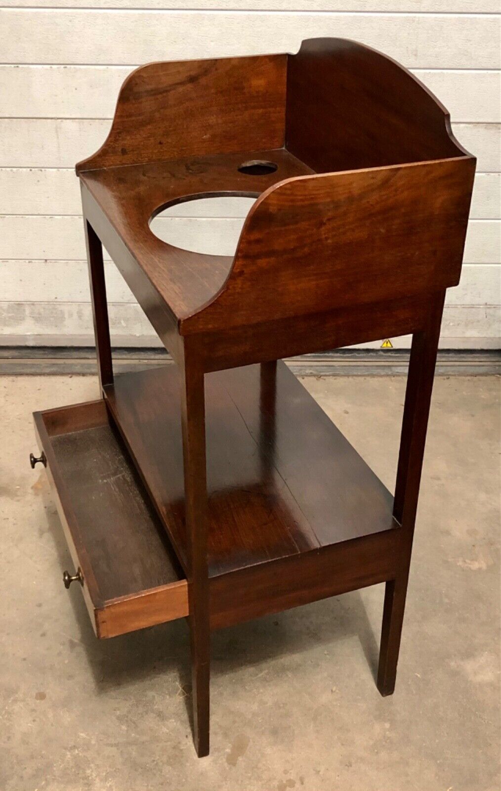 000750....Handsome Georgian Mahogany Washstand With Drawer