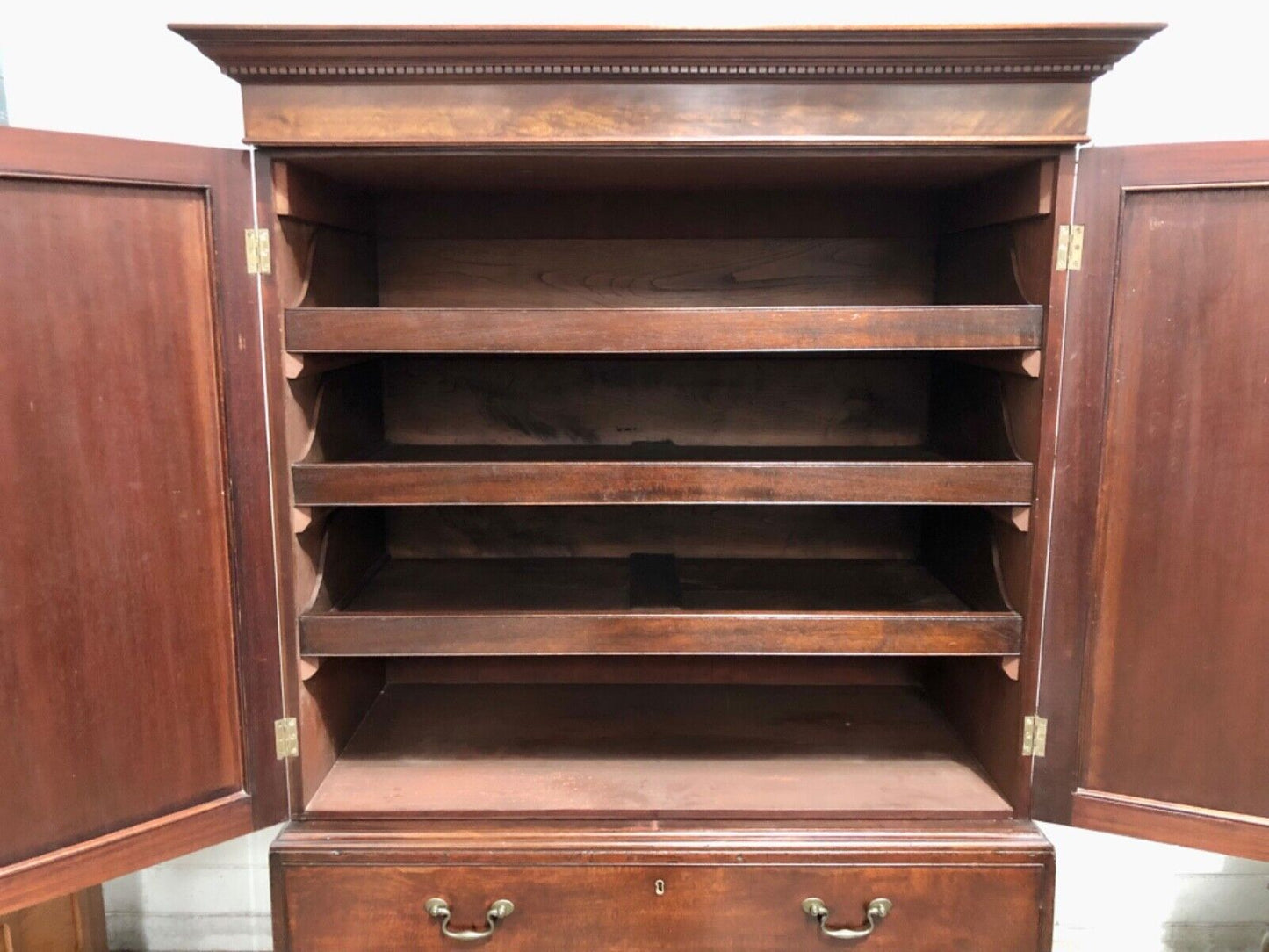 000759....Handsome Georgian Mahogany Linen Press / Linen Cupboard ( sold )