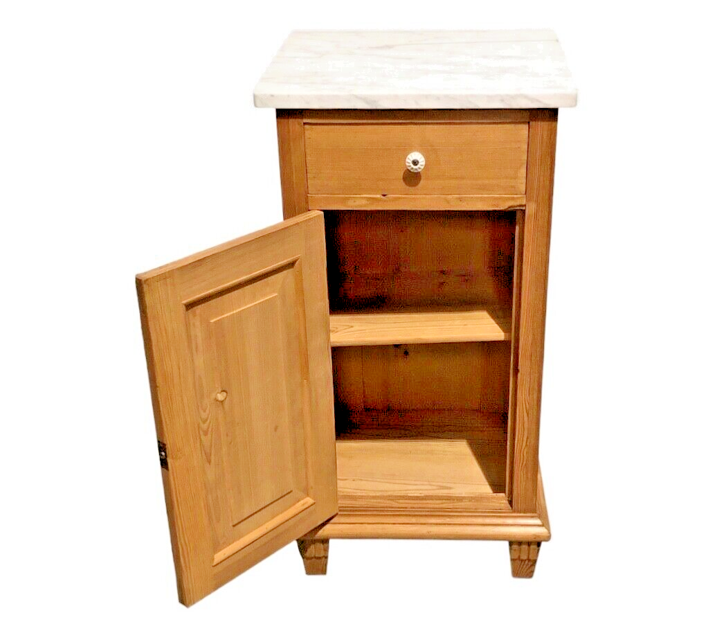 000855....Handsome Pair Of Continental Pine Bedside Cabinets / Bedside Tables ( sold )