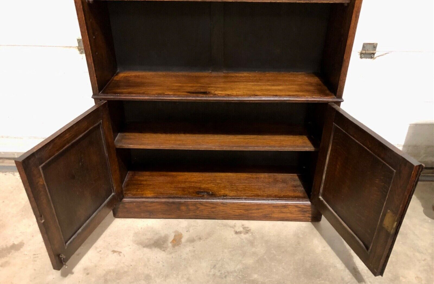 000755....Handsome Vintage Oak Bookcase / Bookshelves ( sold )