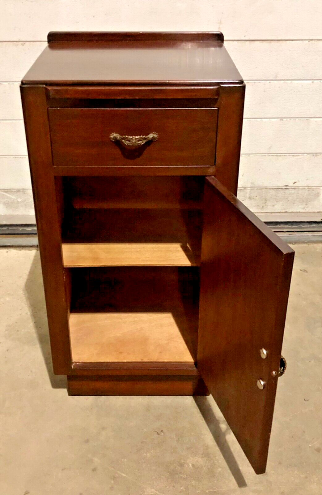 000767....Handsome Pair Of Art Deco Mahogany Bedside Tables / Bedside Cabinets