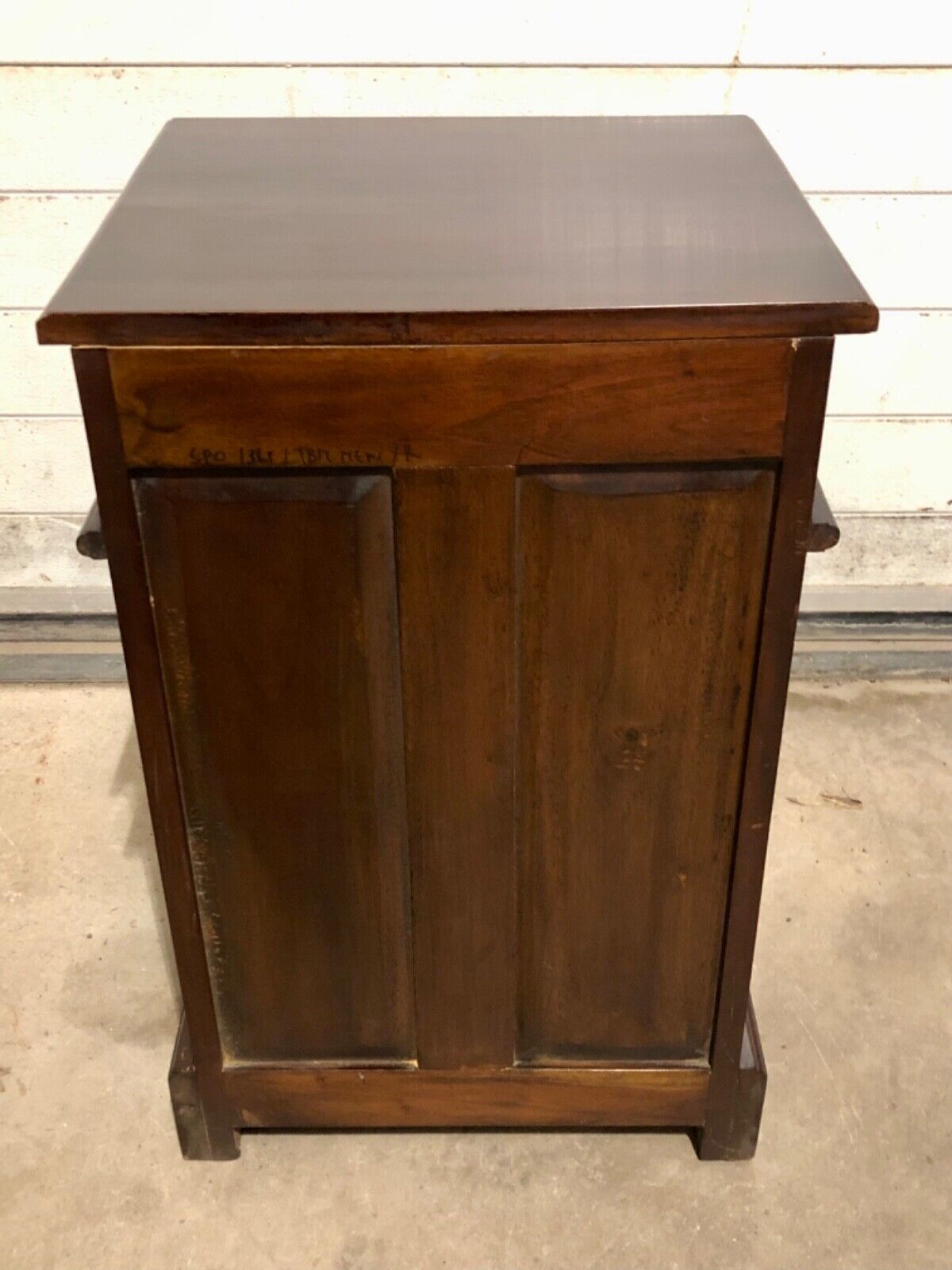 000753....Handsome Pair Of Vintage Mahogany Bedside Tables / Nightstands ( sold )