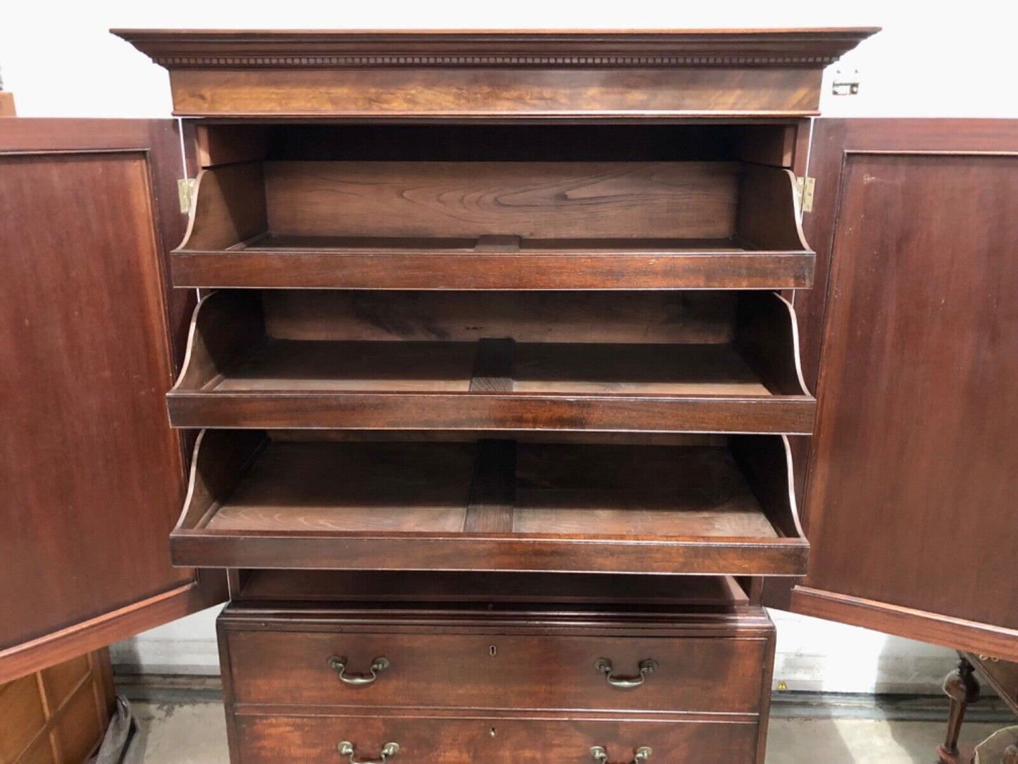 000759....Handsome Georgian Mahogany Linen Press / Linen Cupboard ( sold )