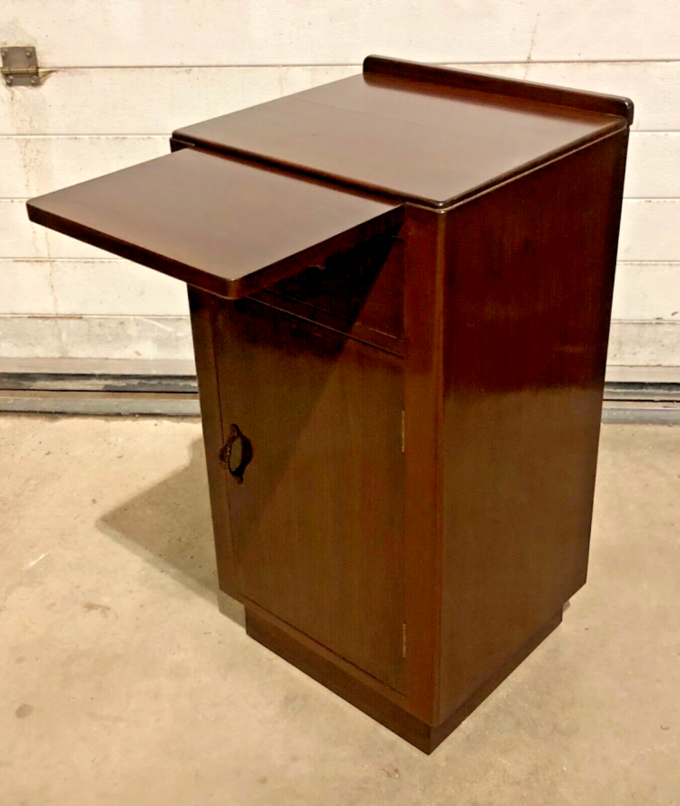 000767....Handsome Pair Of Art Deco Mahogany Bedside Tables / Bedside Cabinets