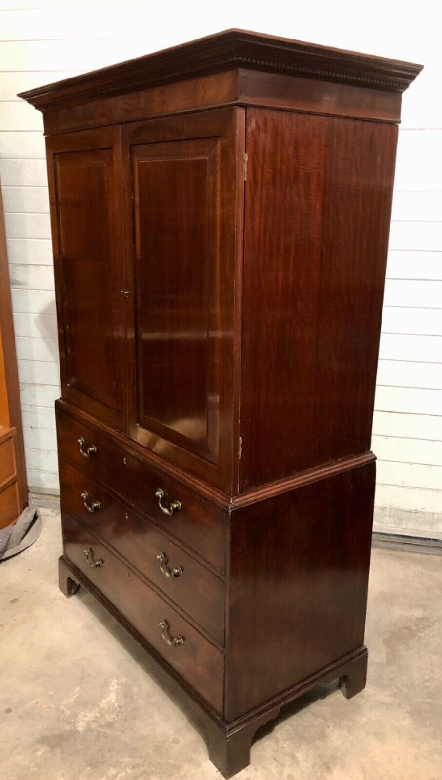 000759....Handsome Georgian Mahogany Linen Press / Linen Cupboard ( sold )