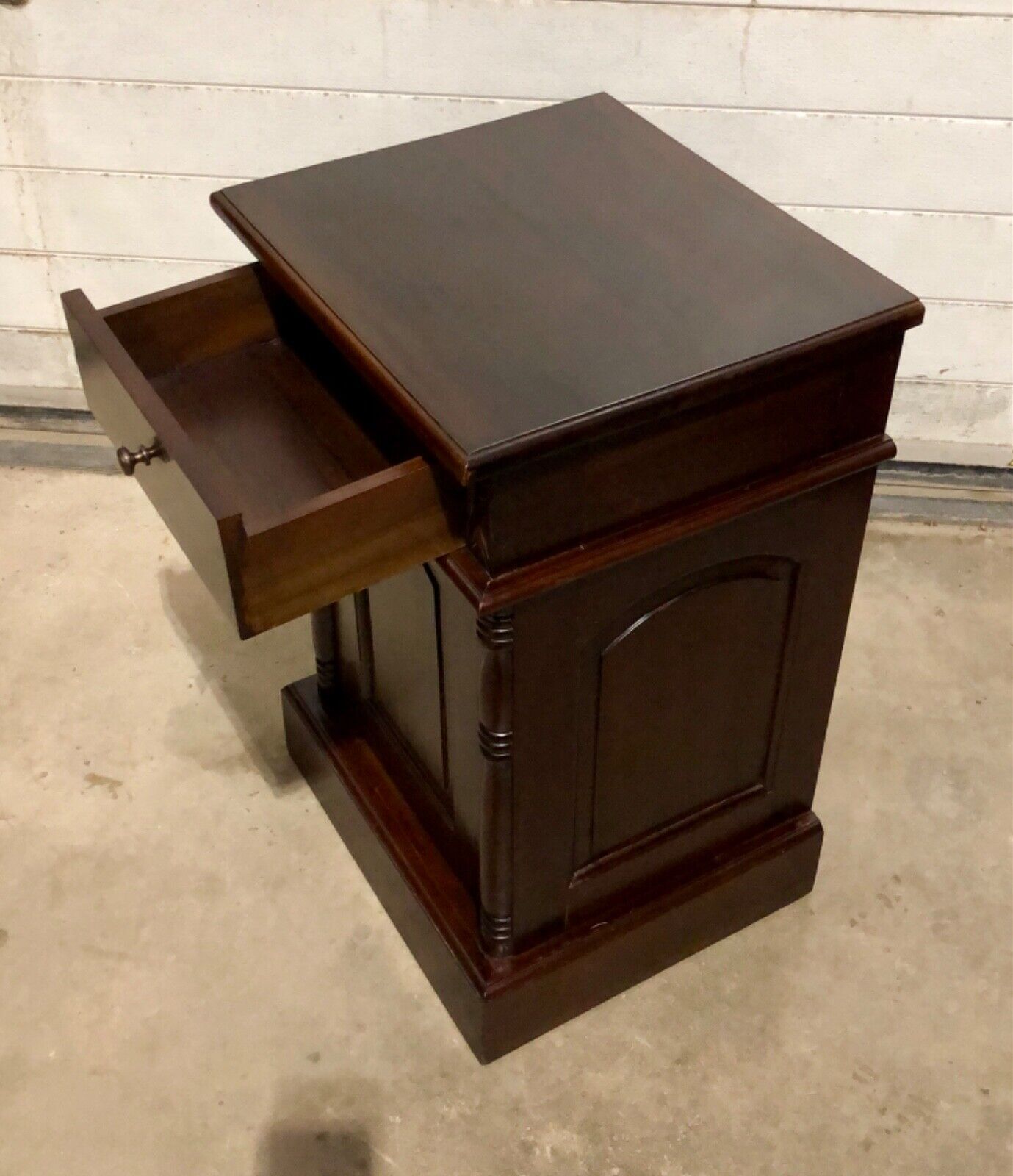 000753....Handsome Pair Of Vintage Mahogany Bedside Tables / Nightstands