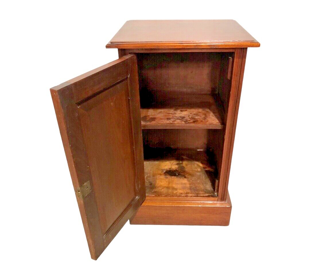 000808....Handsome Pair Of Edwardian Carved Walnut Bedside Cabinets / Bedside Tables ( sold )