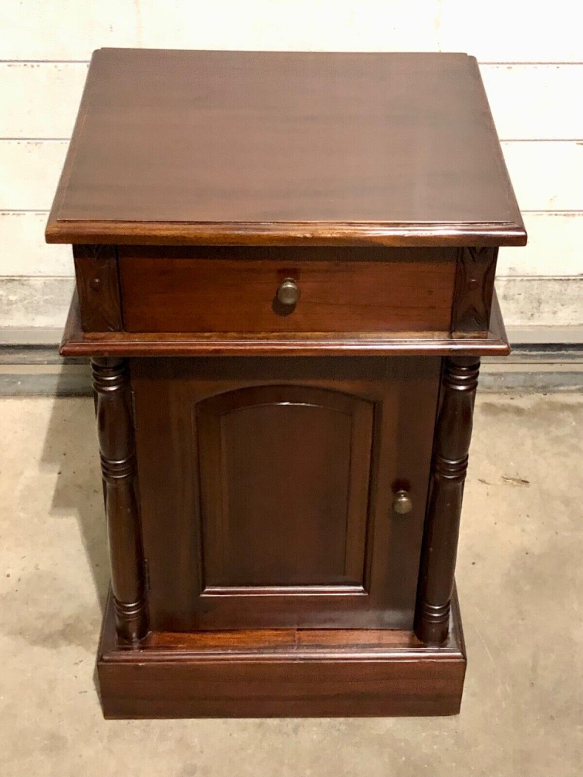 000753....Handsome Pair Of Vintage Mahogany Bedside Tables / Nightstands