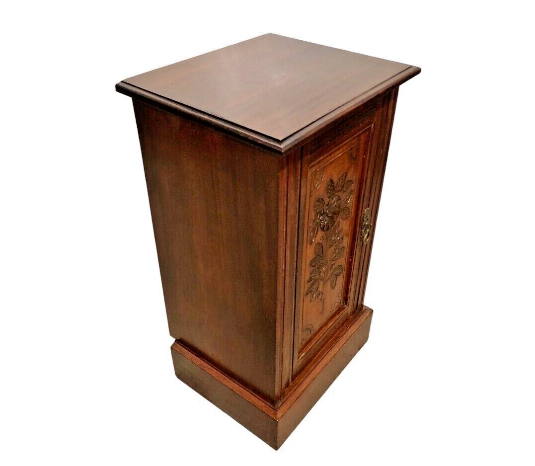 000808....Handsome Pair Of Edwardian Carved Walnut Bedside Cabinets / Bedside Tables ( sold )