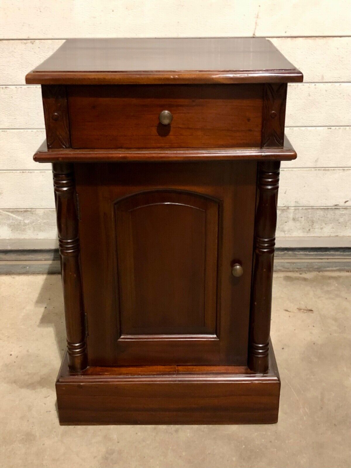 000753....Handsome Pair Of Vintage Mahogany Bedside Tables / Nightstands