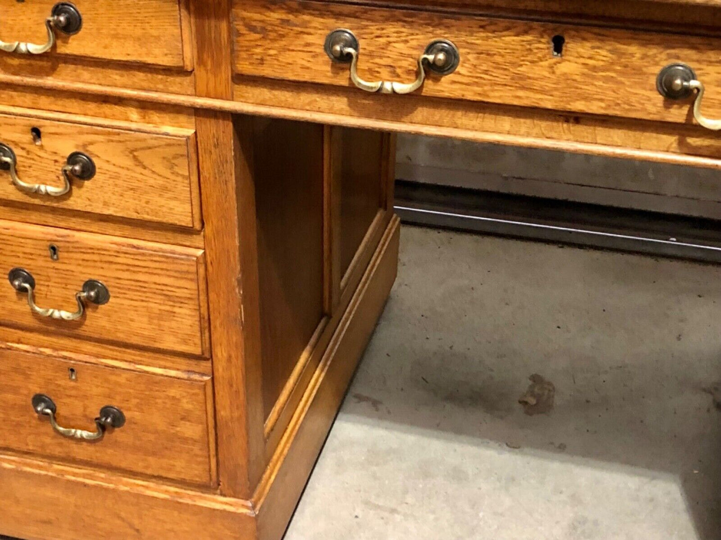 000752....Handsome Vintage Large Oak Pedestal Desk