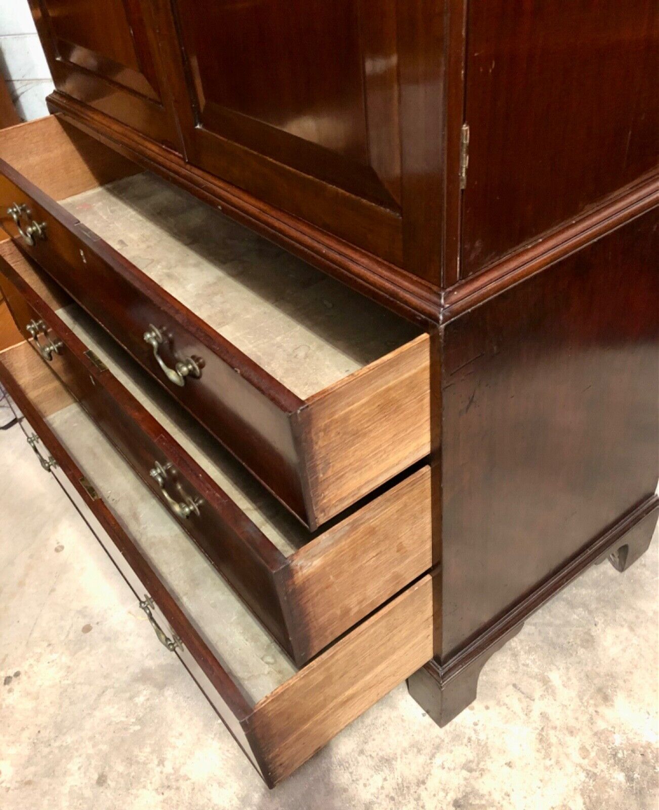 000759....Handsome Georgian Mahogany Linen Press / Linen Cupboard ( sold )