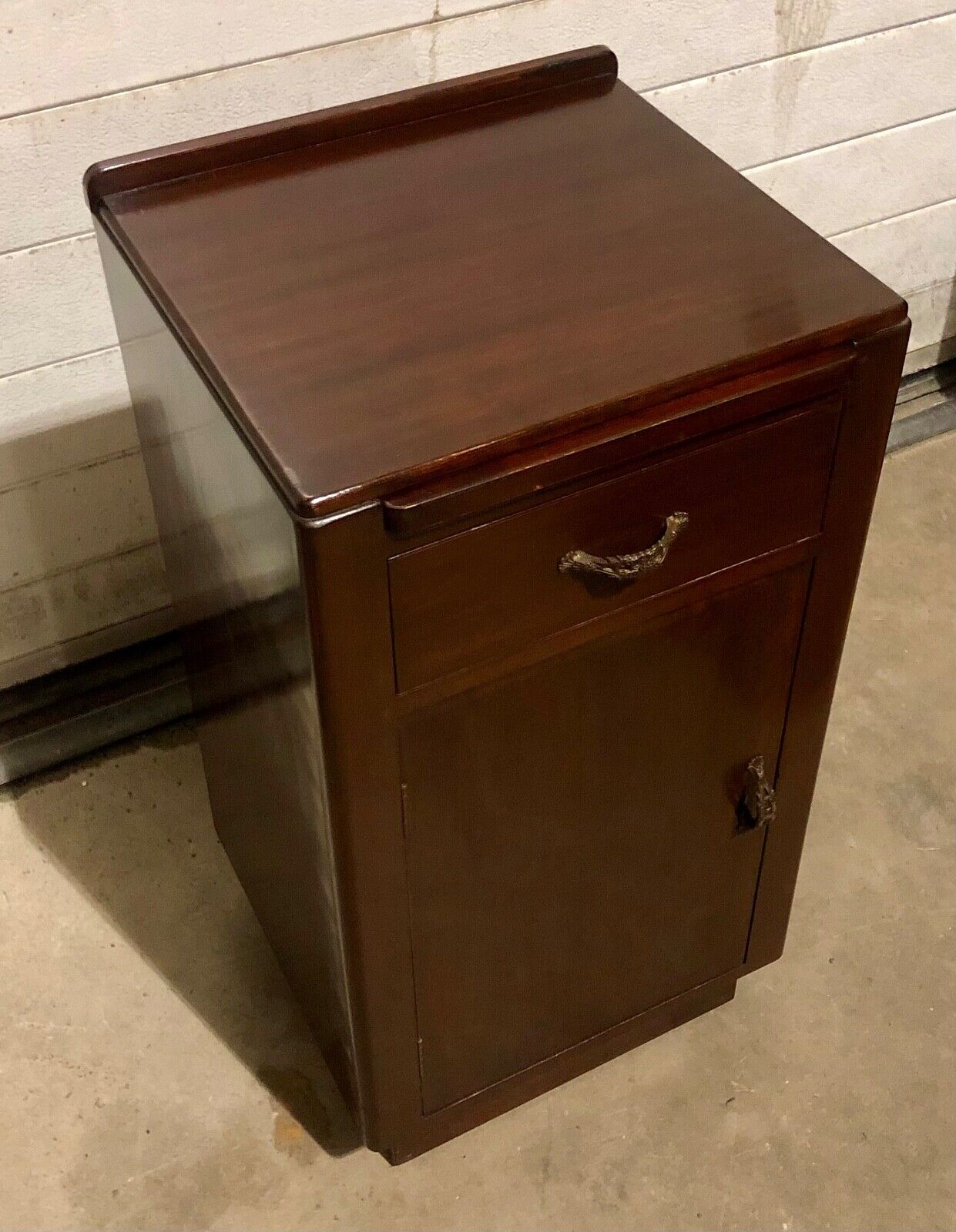 000767....Handsome Pair Of Art Deco Mahogany Bedside Tables / Bedside Cabinets ( sold )