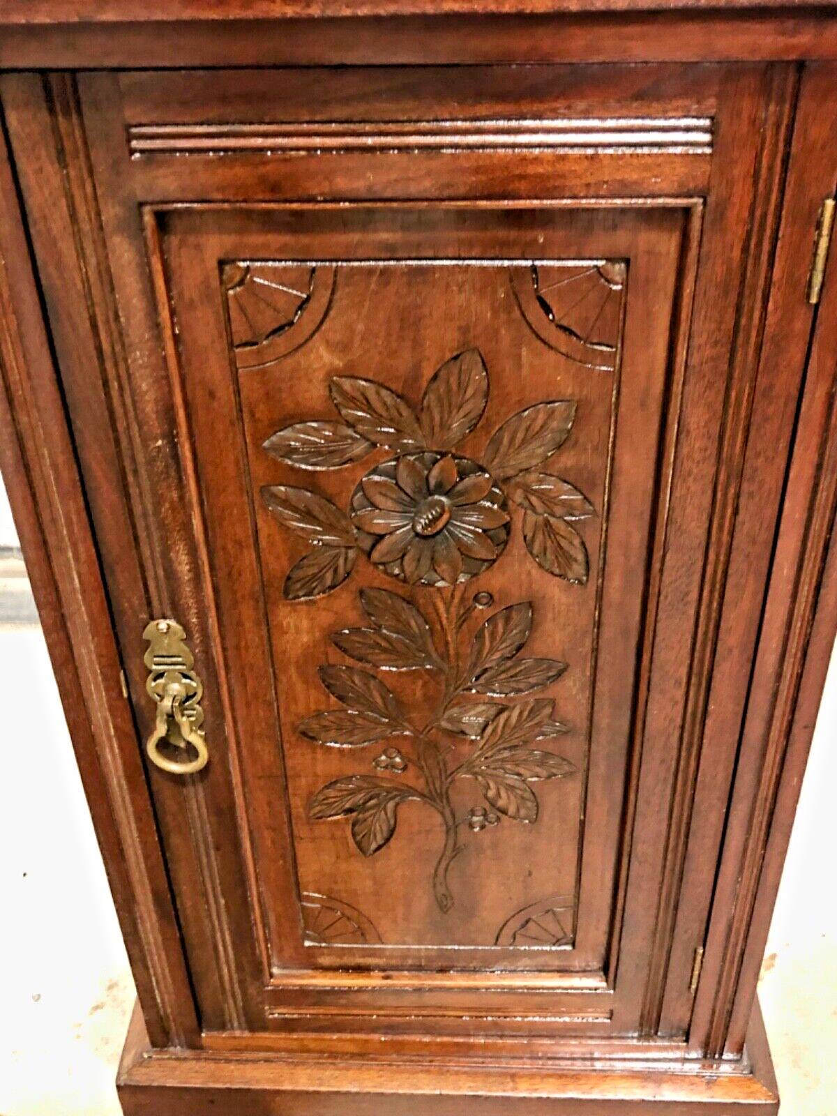 000808....Handsome Pair Of Edwardian Carved Walnut Bedside Cabinets / Bedside Tables ( sold )