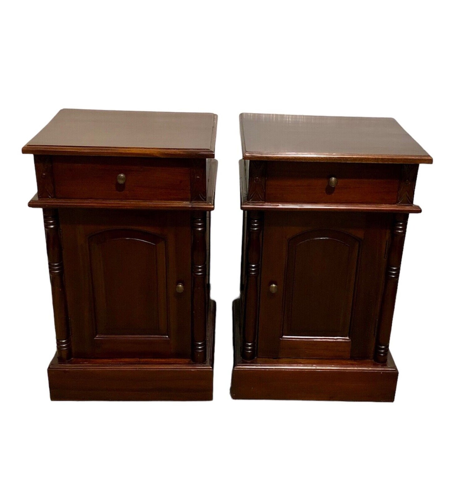 000753....Handsome Pair Of Vintage Mahogany Bedside Tables / Nightstands