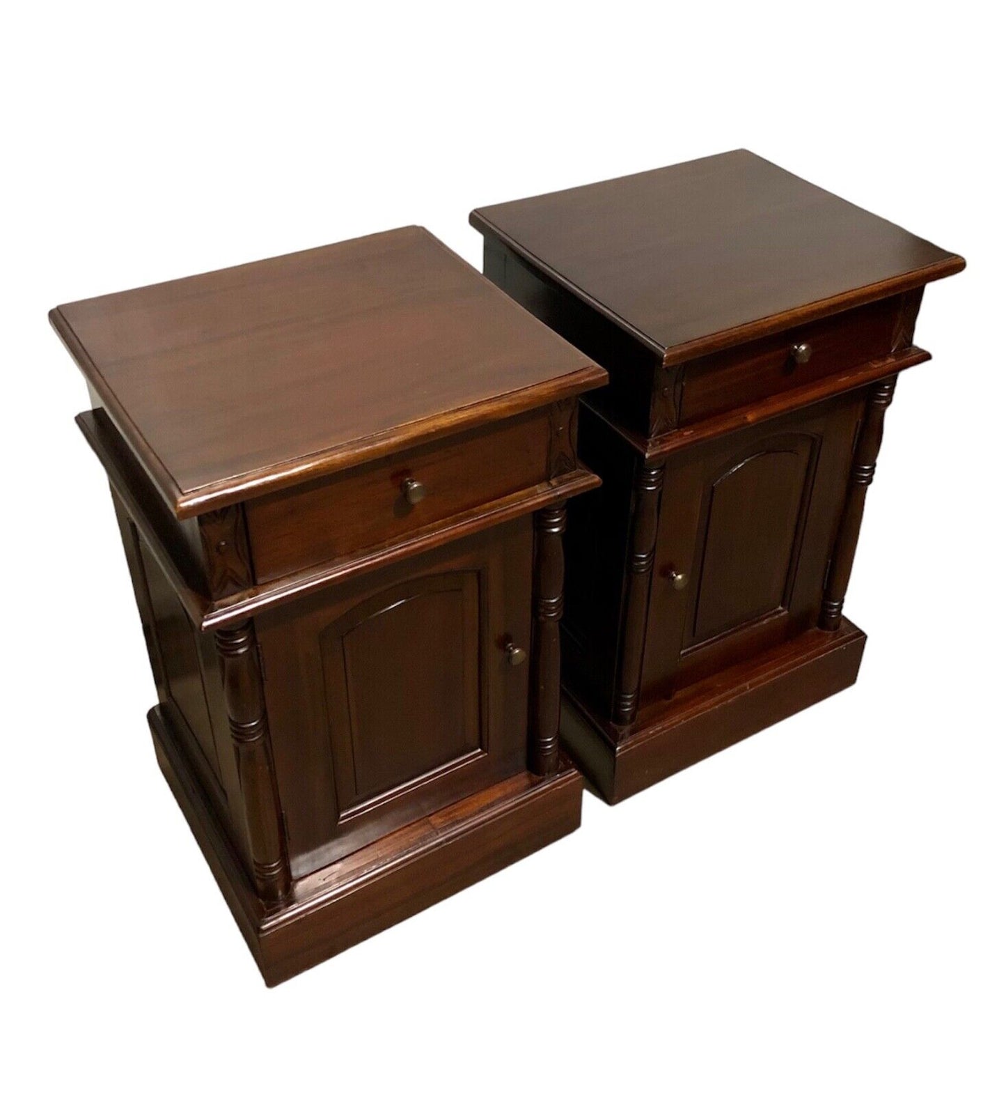 000753....Handsome Pair Of Vintage Mahogany Bedside Tables / Nightstands