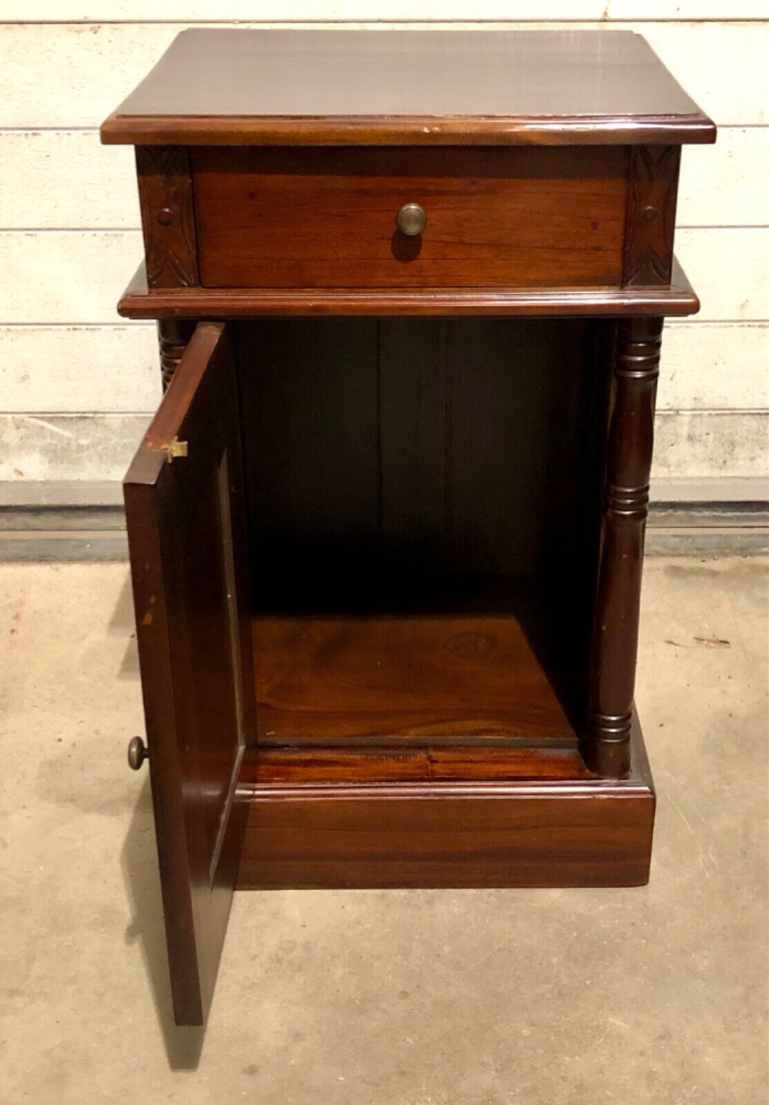 000753....Handsome Pair Of Vintage Mahogany Bedside Tables / Nightstands