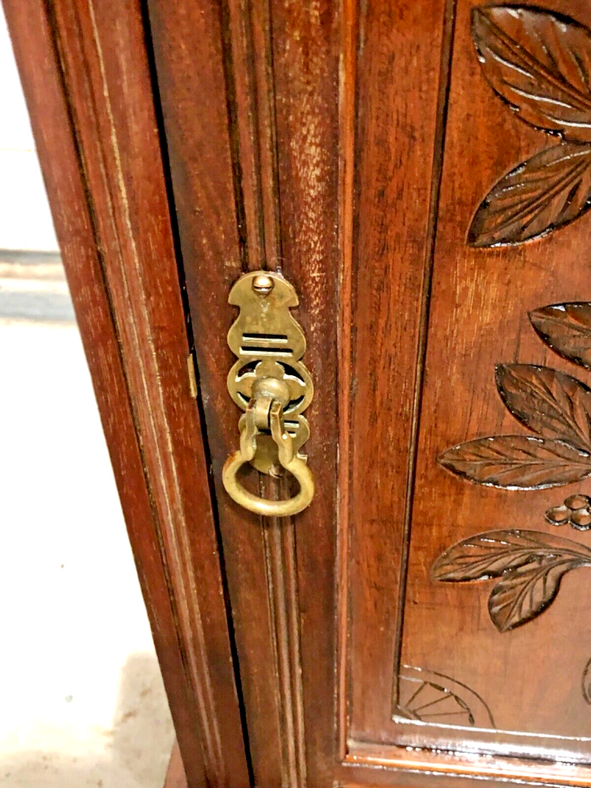 000808....Handsome Pair Of Edwardian Carved Walnut Bedside Cabinets / Bedside Tables ( sold )