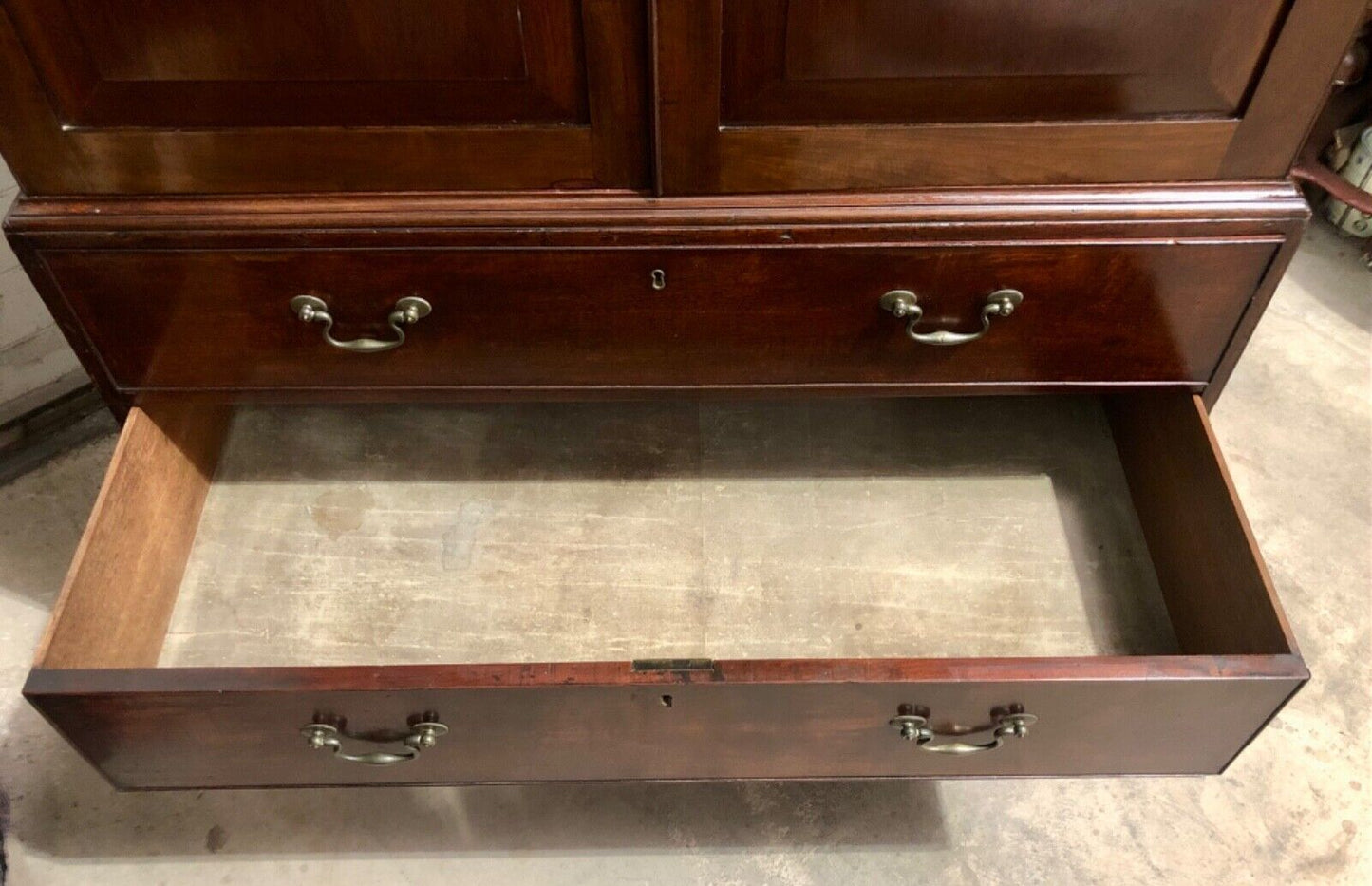 000759....Handsome Georgian Mahogany Linen Press / Linen Cupboard ( sold )