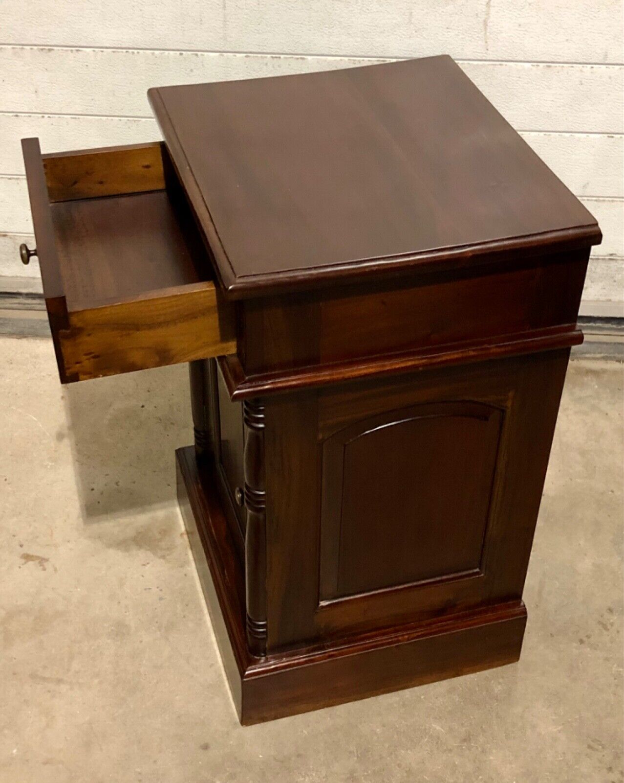 000753....Handsome Pair Of Vintage Mahogany Bedside Tables / Nightstands ( sold )