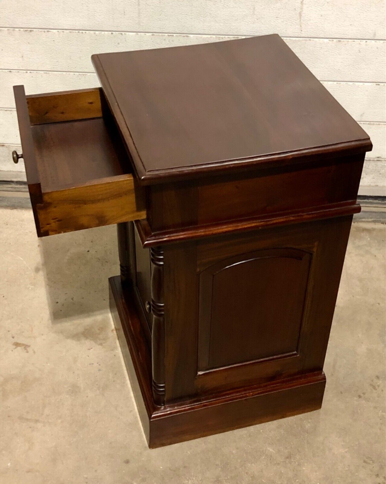 000753....Handsome Pair Of Vintage Mahogany Bedside Tables / Nightstands