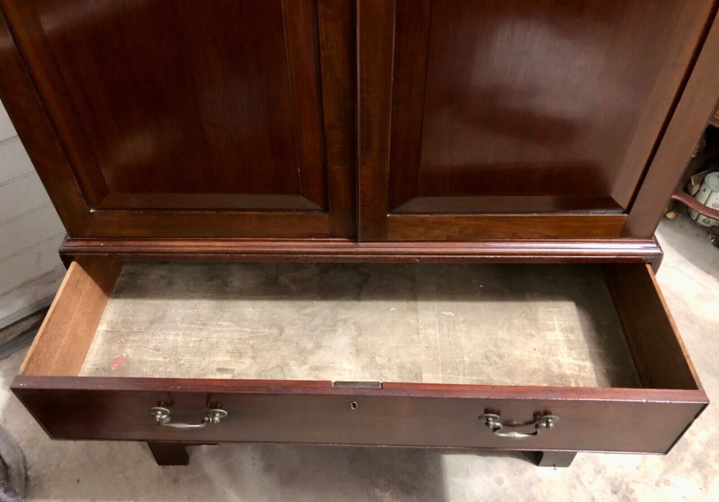 000759....Handsome Georgian Mahogany Linen Press / Linen Cupboard ( sold )