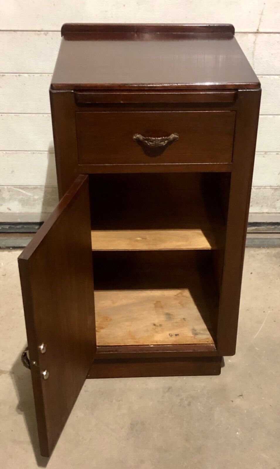 000767....Handsome Pair Of Art Deco Mahogany Bedside Tables / Bedside Cabinets ( sold )