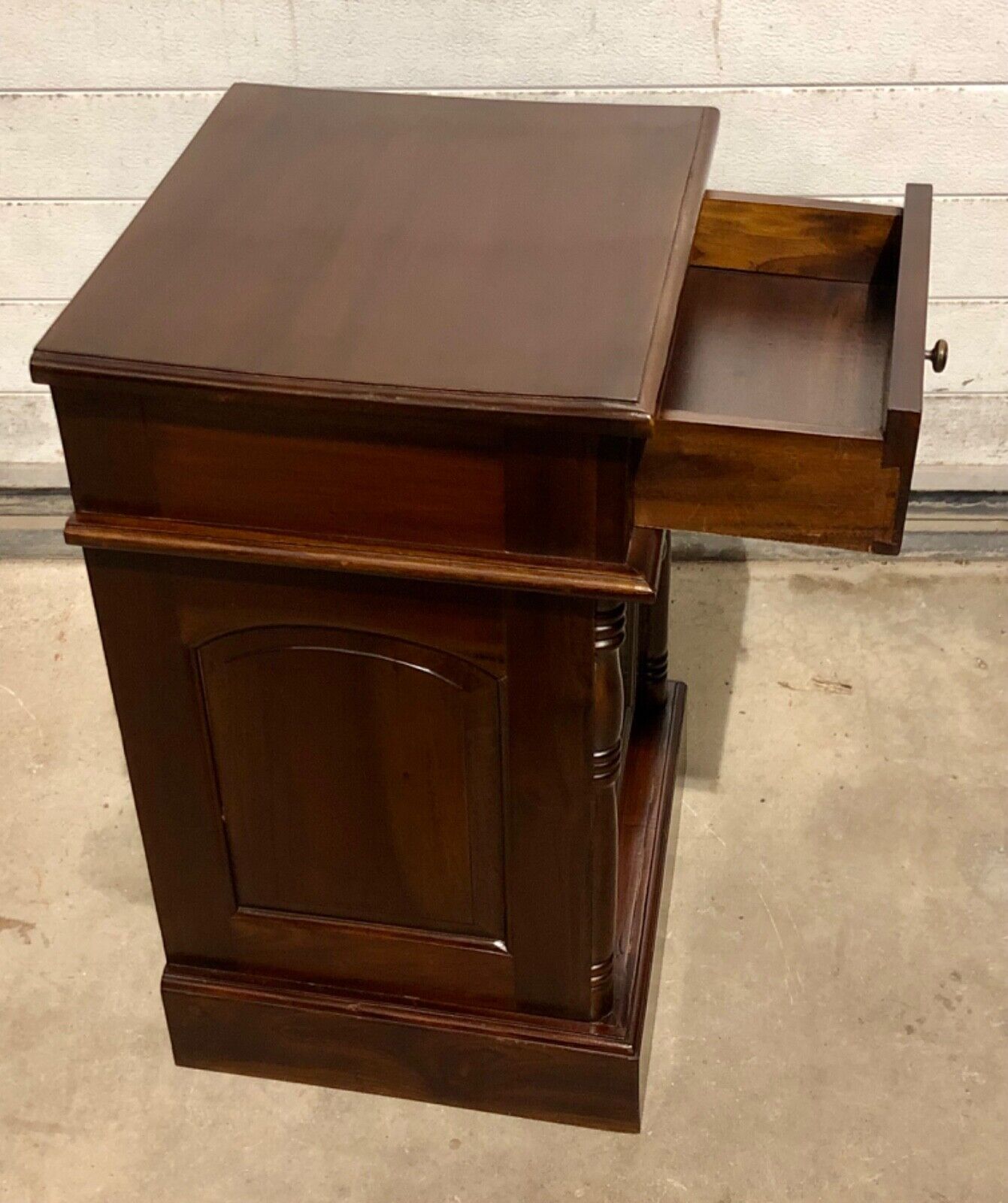 000753....Handsome Pair Of Vintage Mahogany Bedside Tables / Nightstands