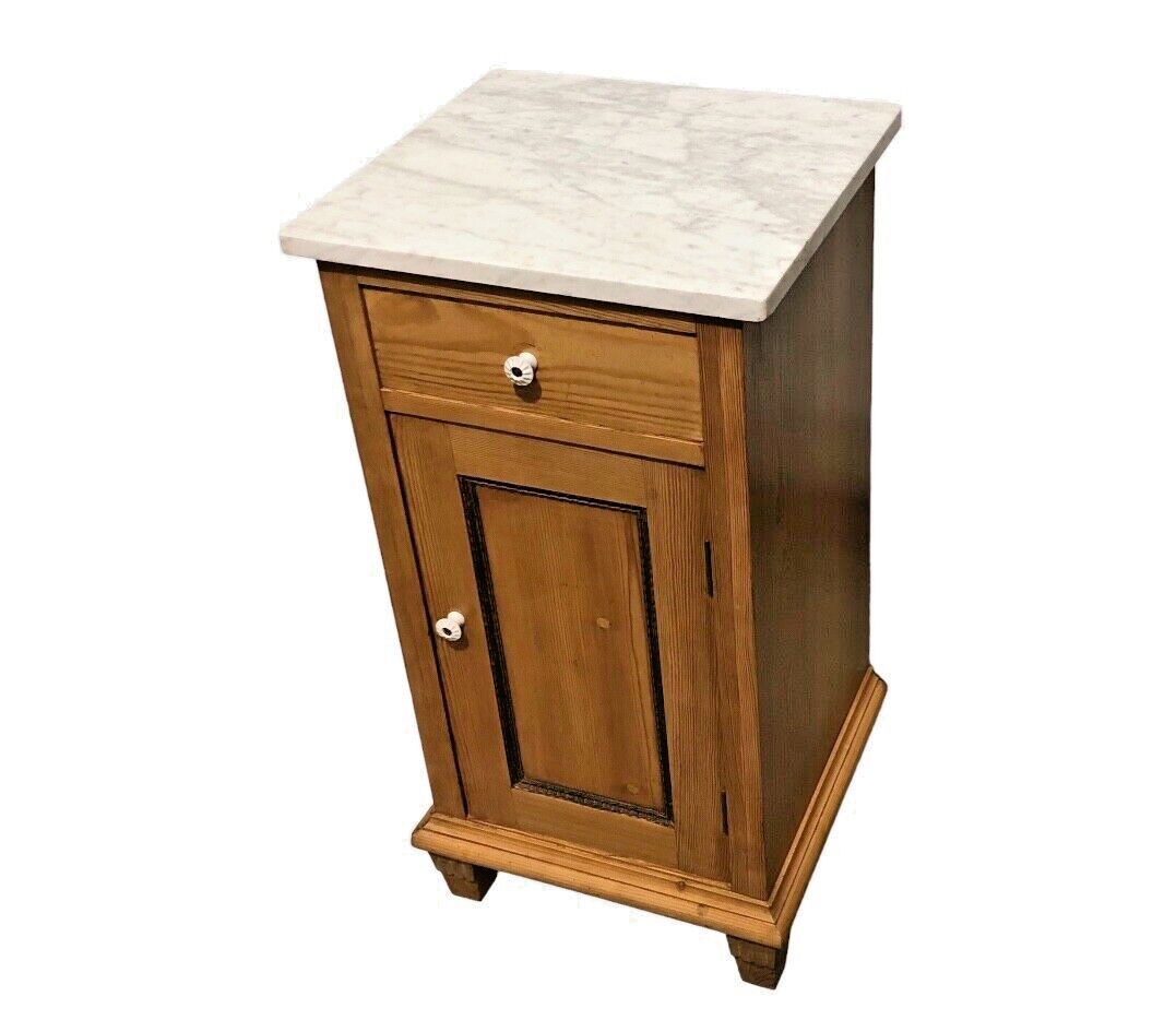 000855....Handsome Pair Of Continental Pine Bedside Cabinets / Bedside Tables ( sold )