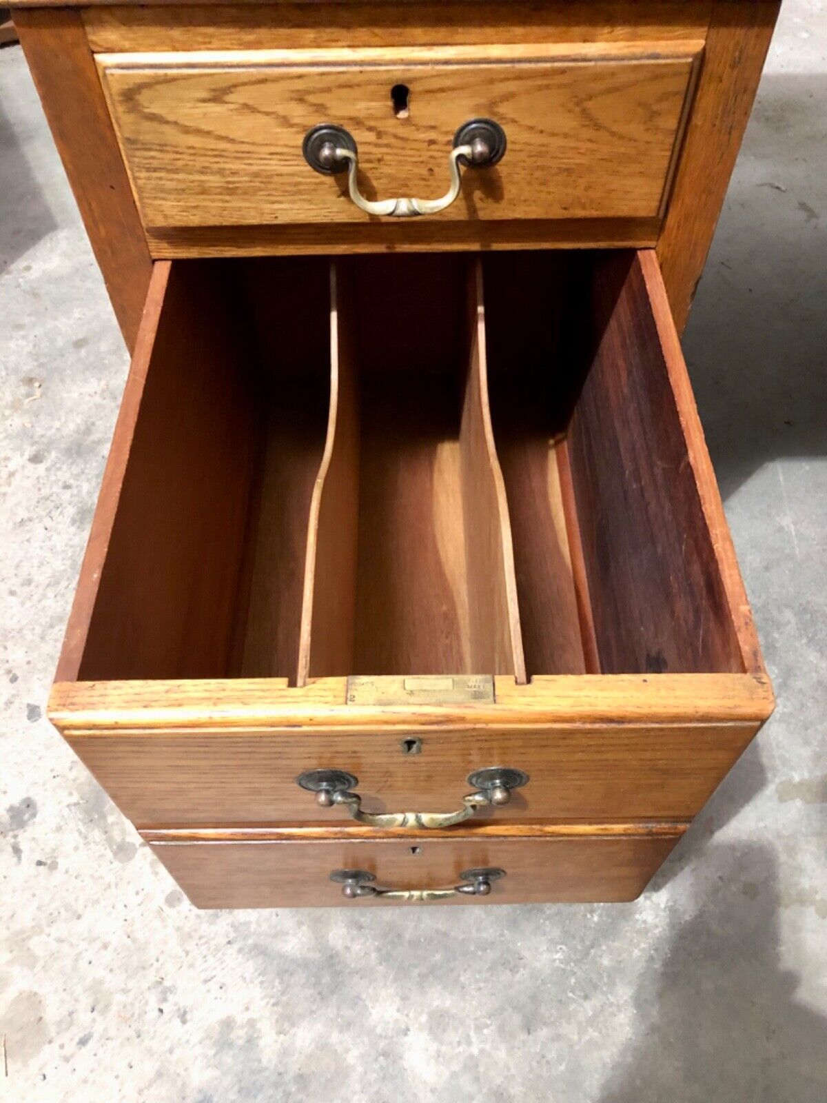 000752....Handsome Vintage Large Oak Pedestal Desk