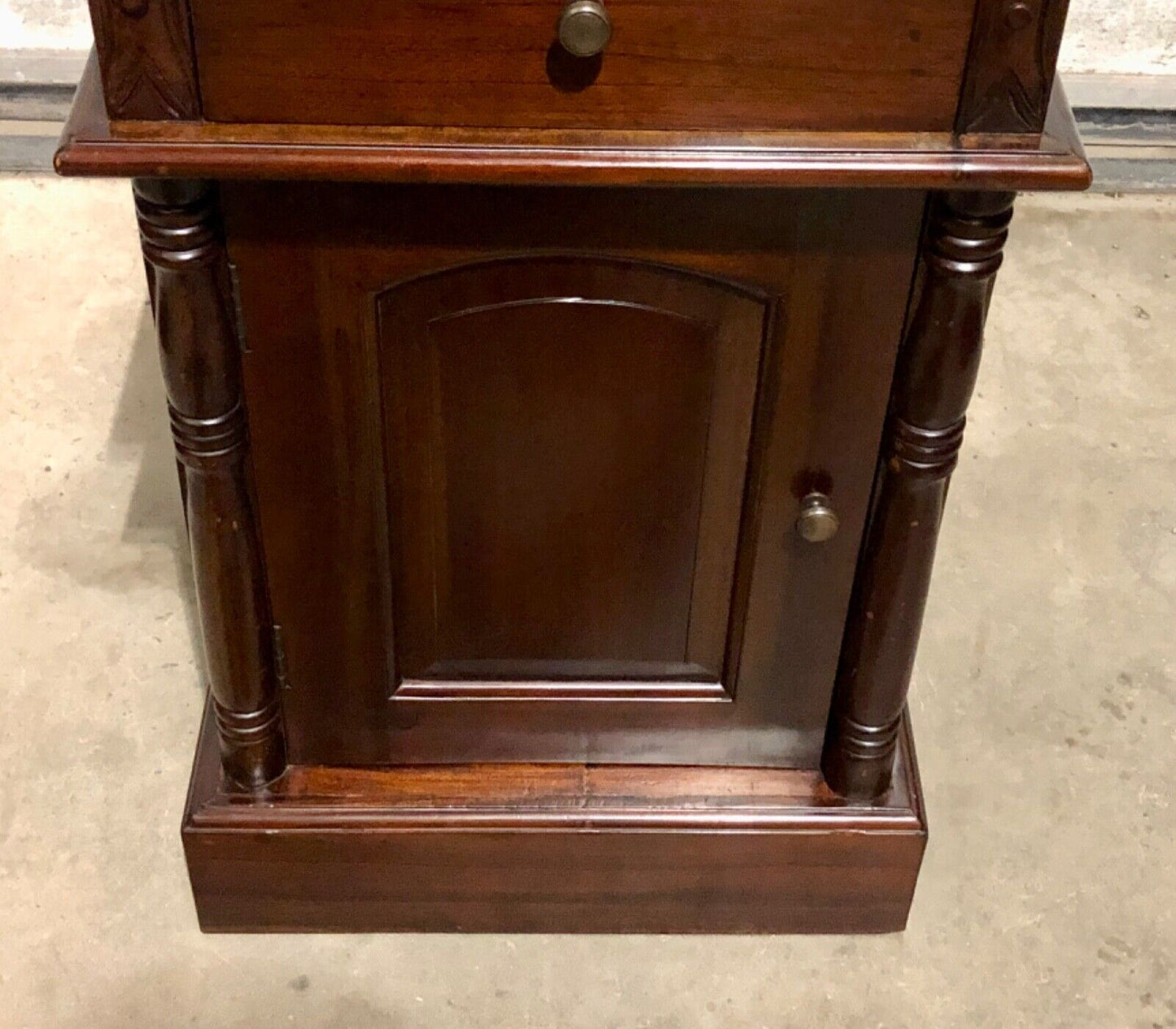 000753....Handsome Pair Of Vintage Mahogany Bedside Tables / Nightstands