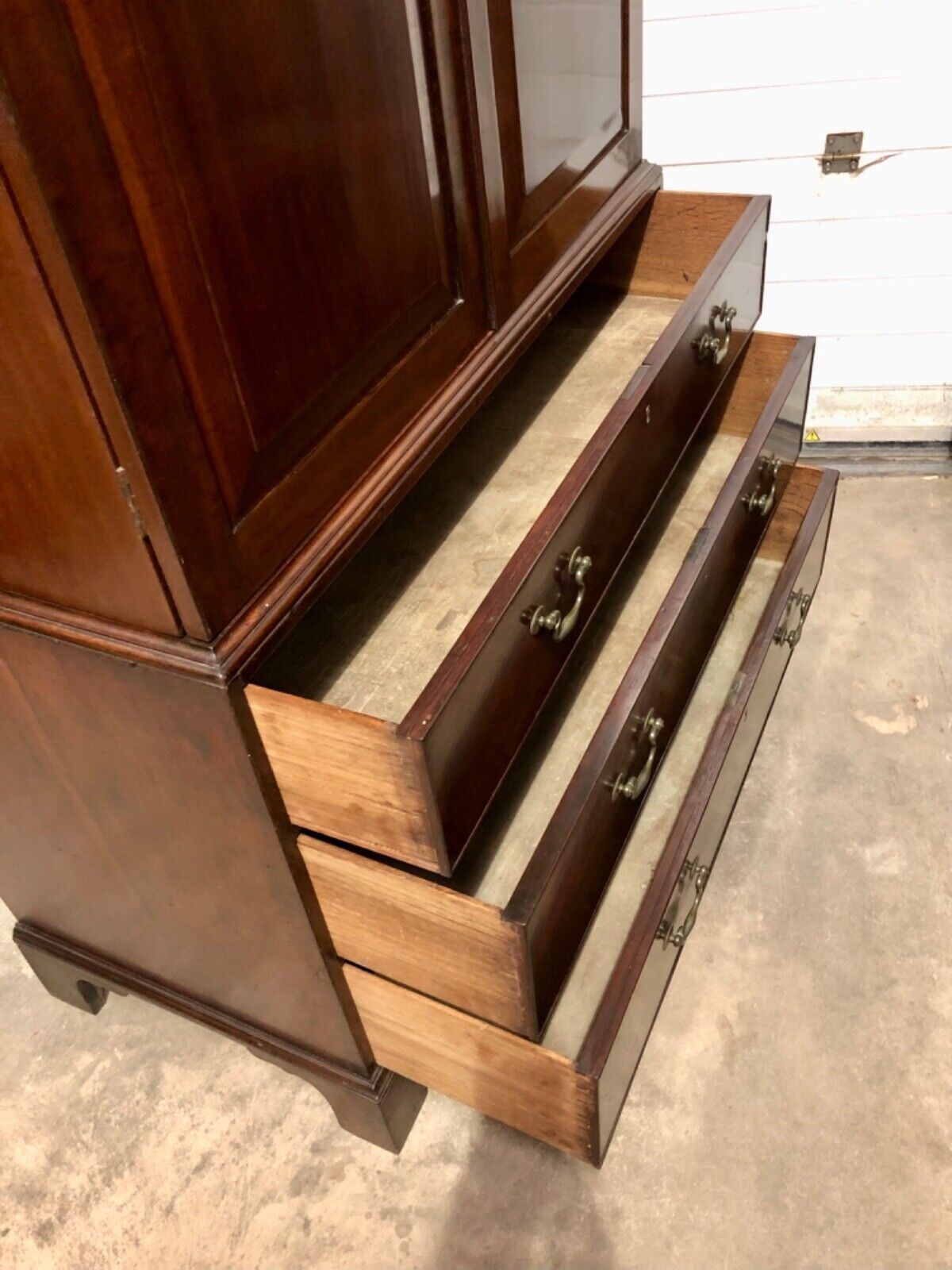 000759....Handsome Georgian Mahogany Linen Press / Linen Cupboard ( sold )