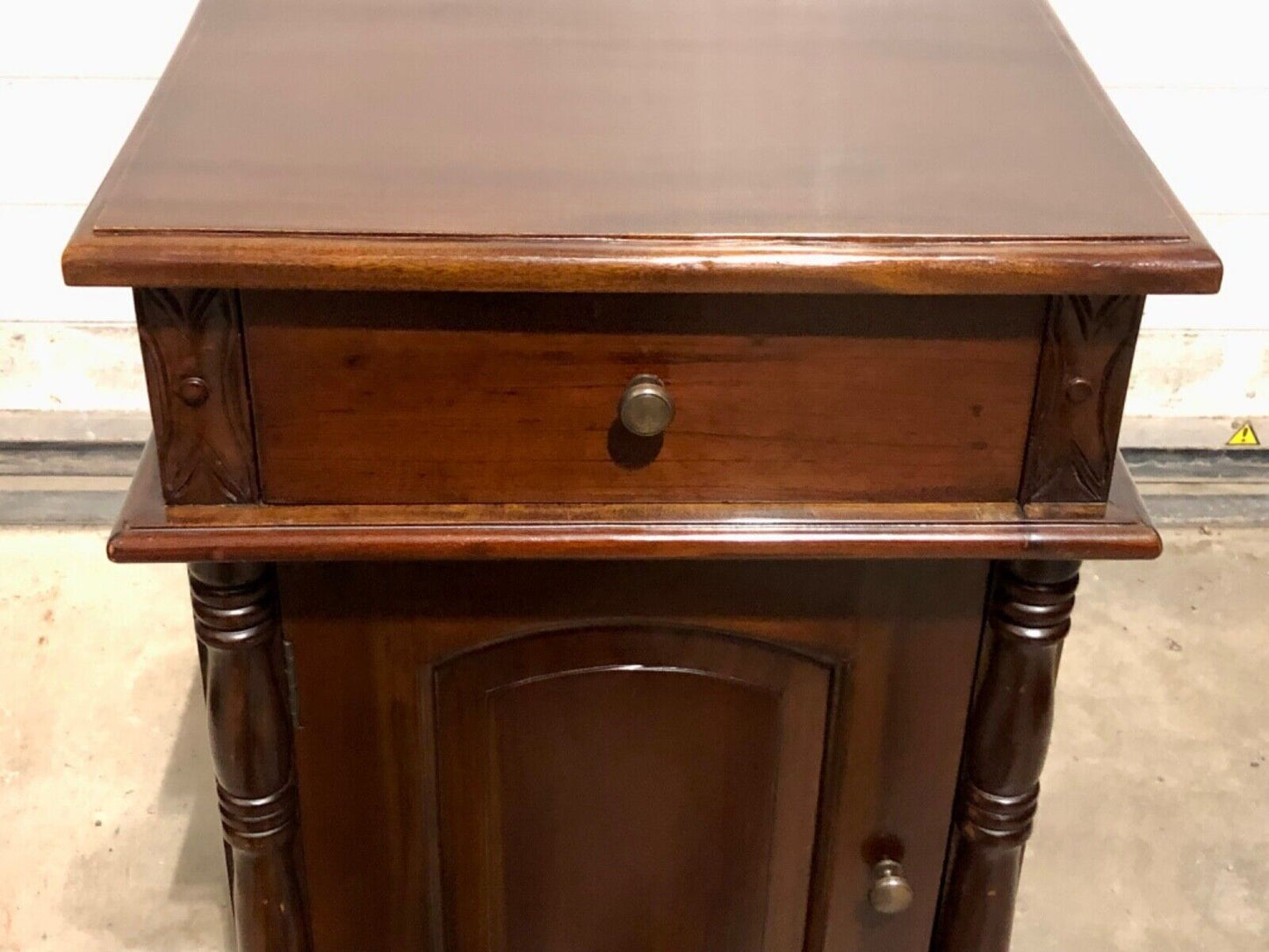 000753....Handsome Pair Of Vintage Mahogany Bedside Tables / Nightstands