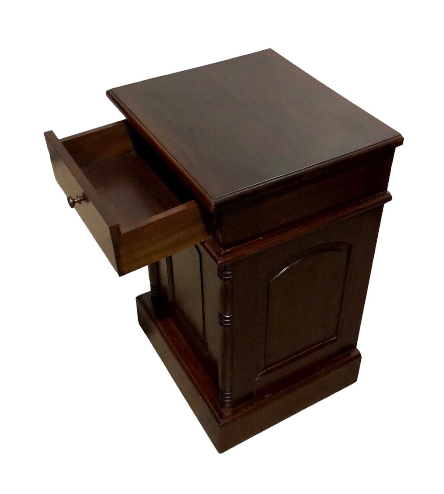 000753....Handsome Pair Of Vintage Mahogany Bedside Tables / Nightstands