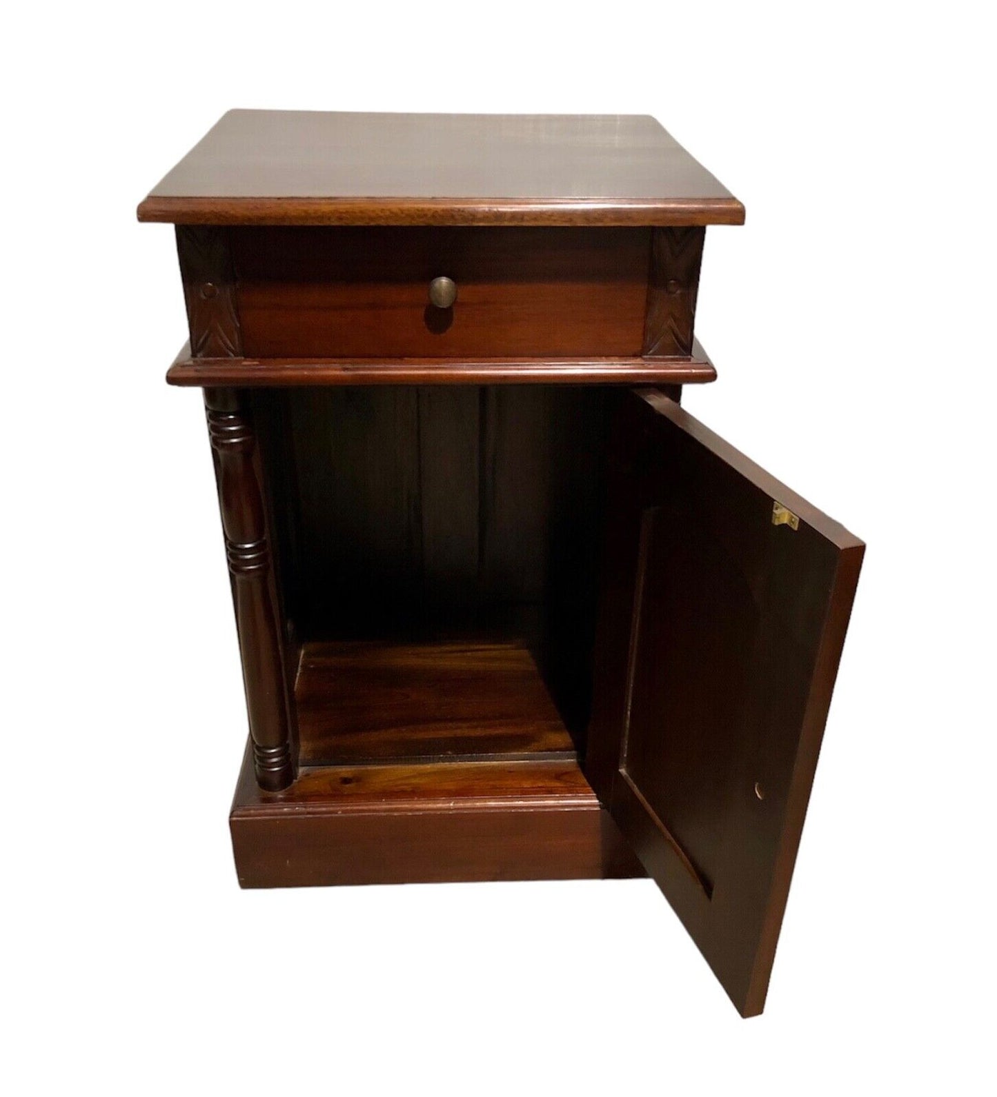 000753....Handsome Pair Of Vintage Mahogany Bedside Tables / Nightstands ( sold )