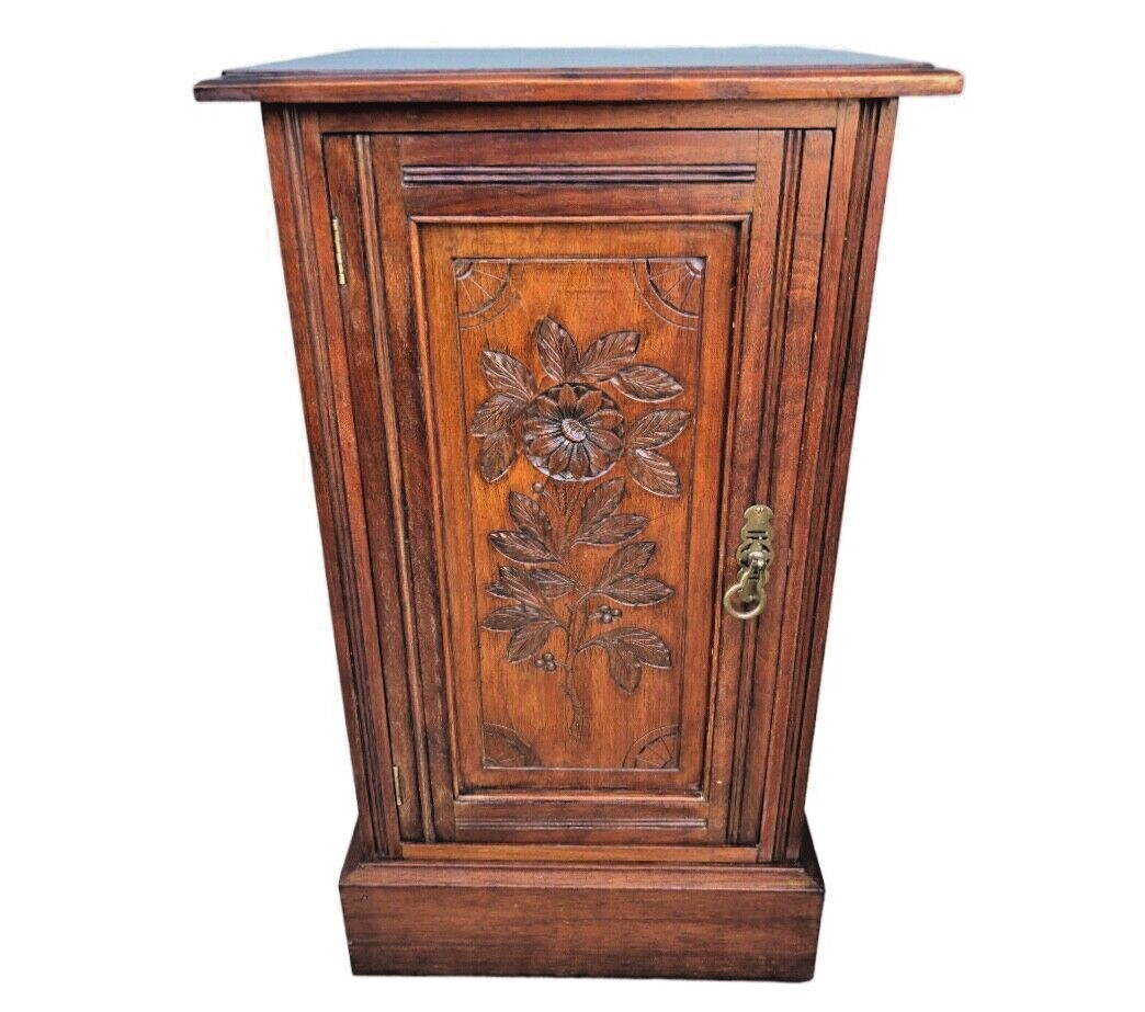 000808....Handsome Pair Of Edwardian Carved Walnut Bedside Cabinets / Bedside Tables ( sold )
