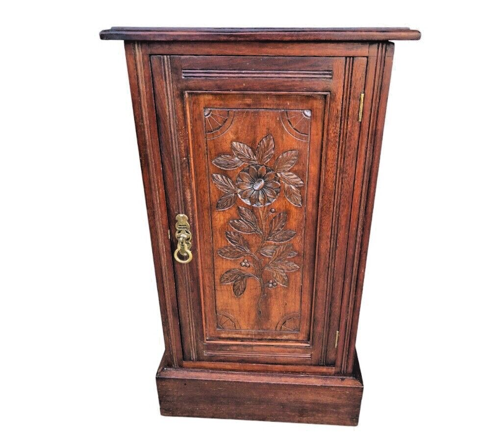 000808....Handsome Pair Of Edwardian Carved Walnut Bedside Cabinets / Bedside Tables ( sold )