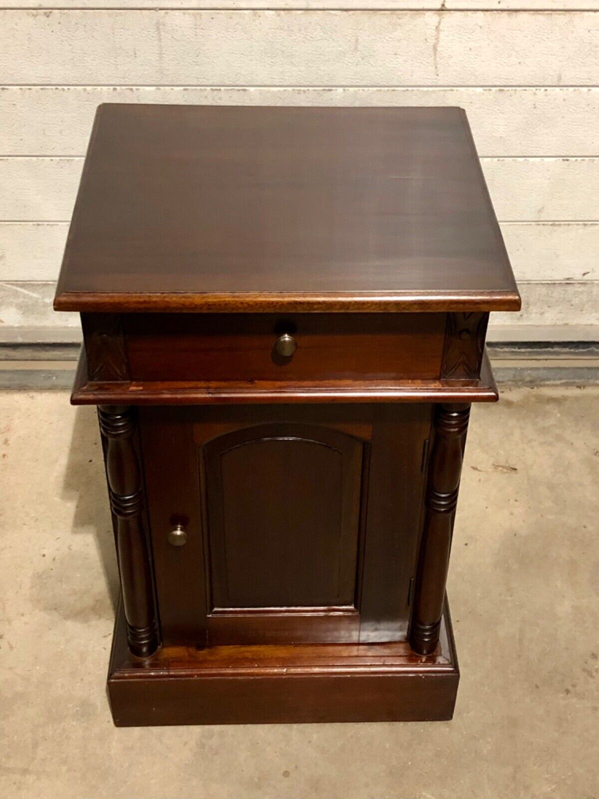 000753....Handsome Pair Of Vintage Mahogany Bedside Tables / Nightstands