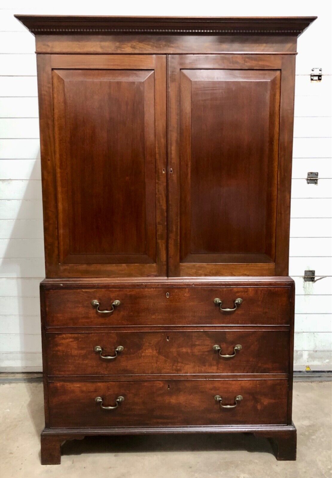 000759....Handsome Georgian Mahogany Linen Press / Linen Cupboard ( sold )