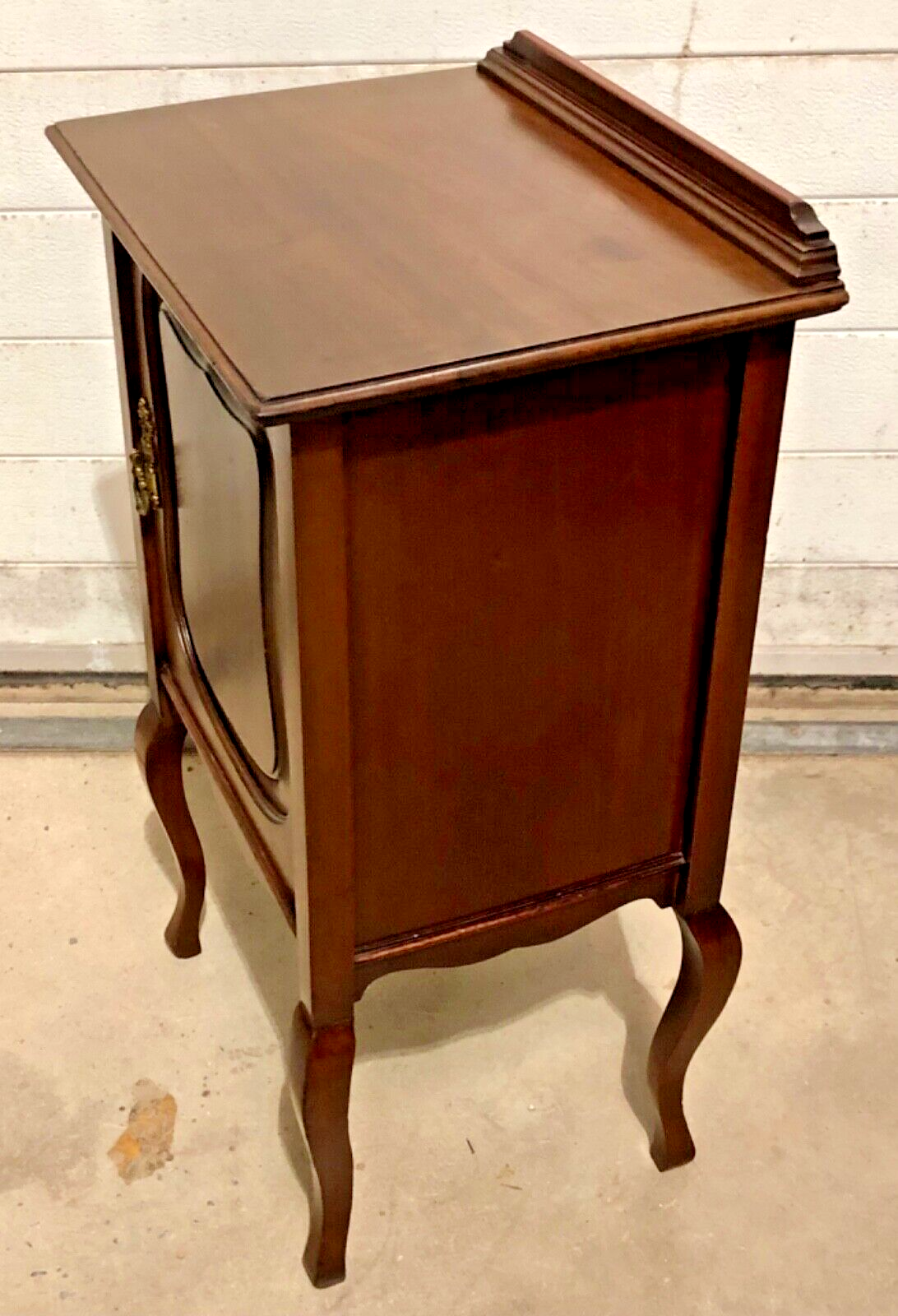 000830....Handsome Antique Mahogany Bedside Cabinet